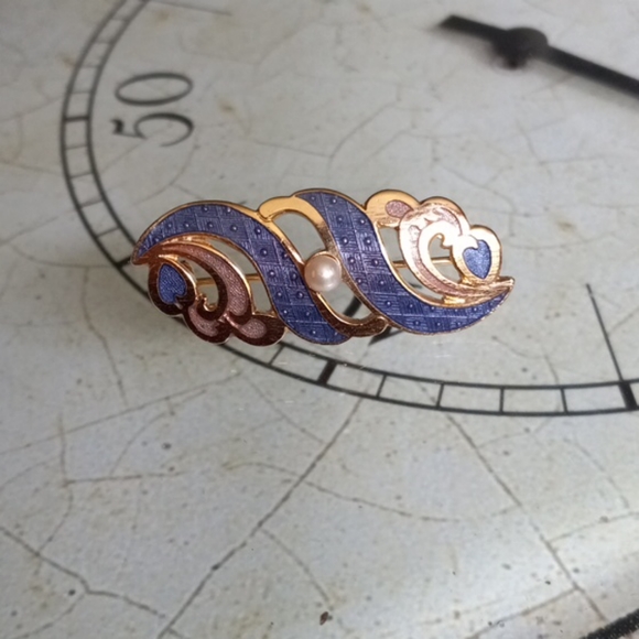 VINTAGE Brooch Gold Tone Metal Blue Swirl Cloisonné TIMELESS APPEAL - Picture 2 of 7